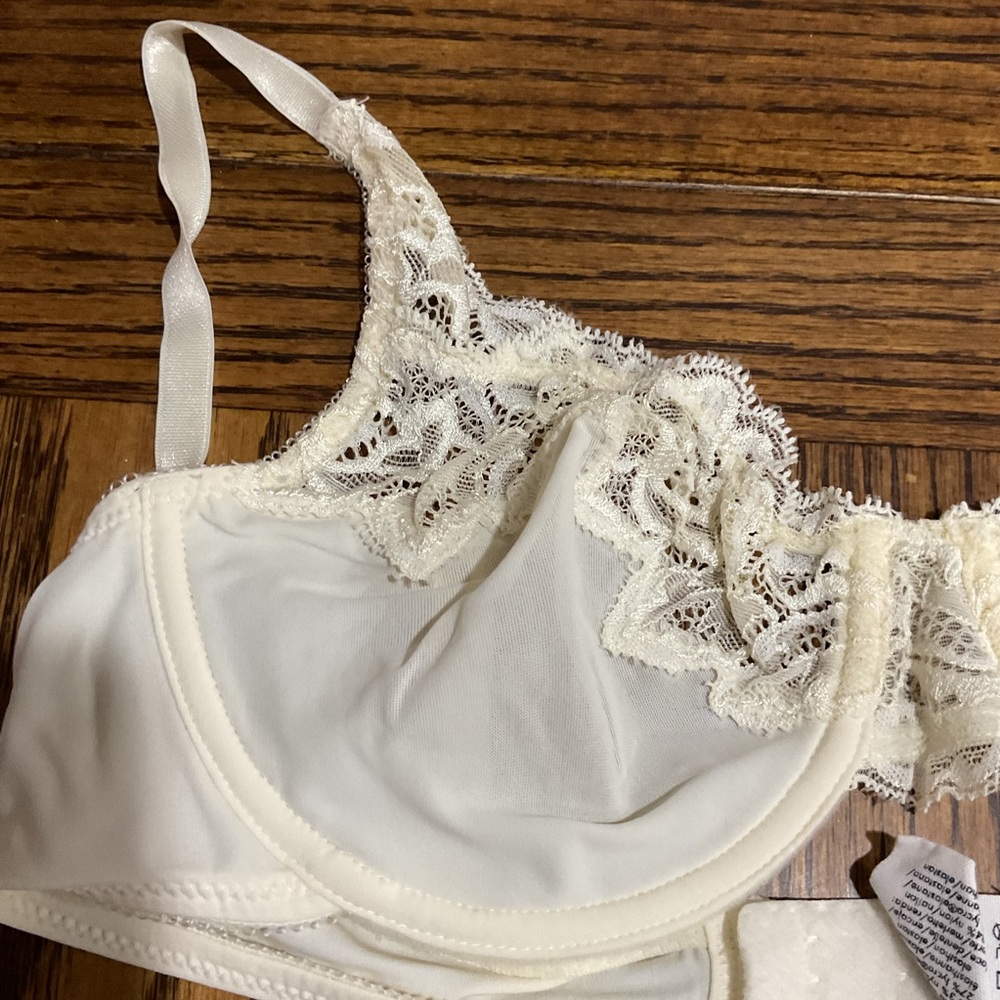 Pretty Calvin Klein Cream Lace Bra - Picture 3 of 7